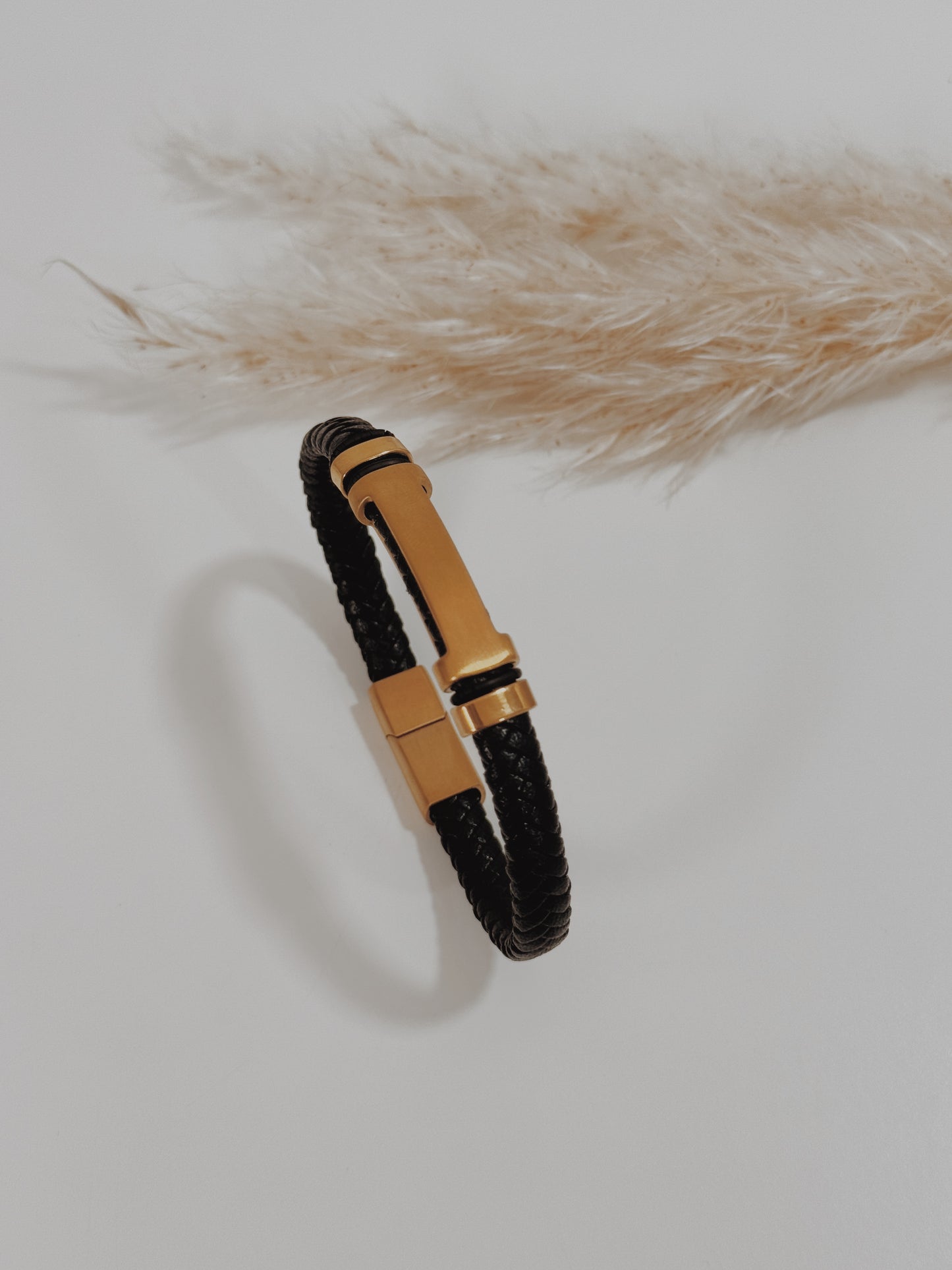 Pulseira homem dourada couro preto