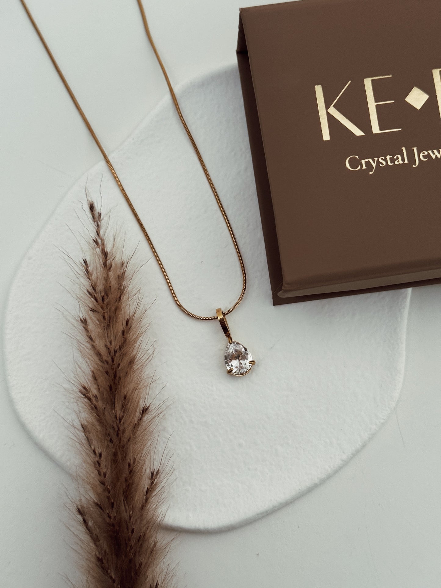 Colar gota transparente