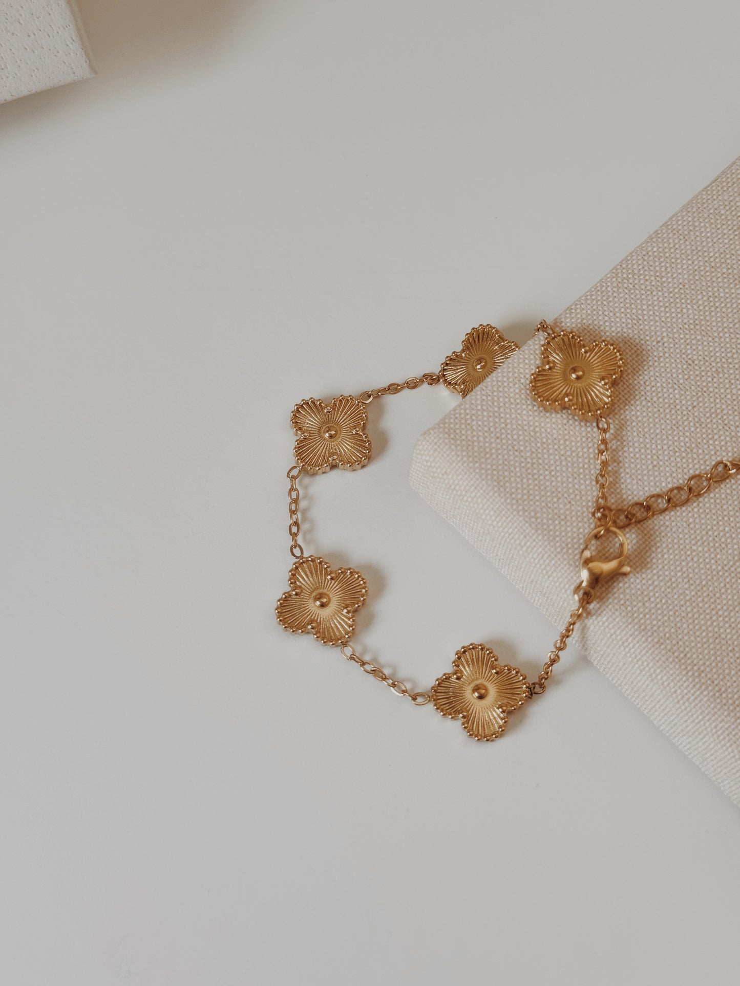 Pulseira trevos dourada