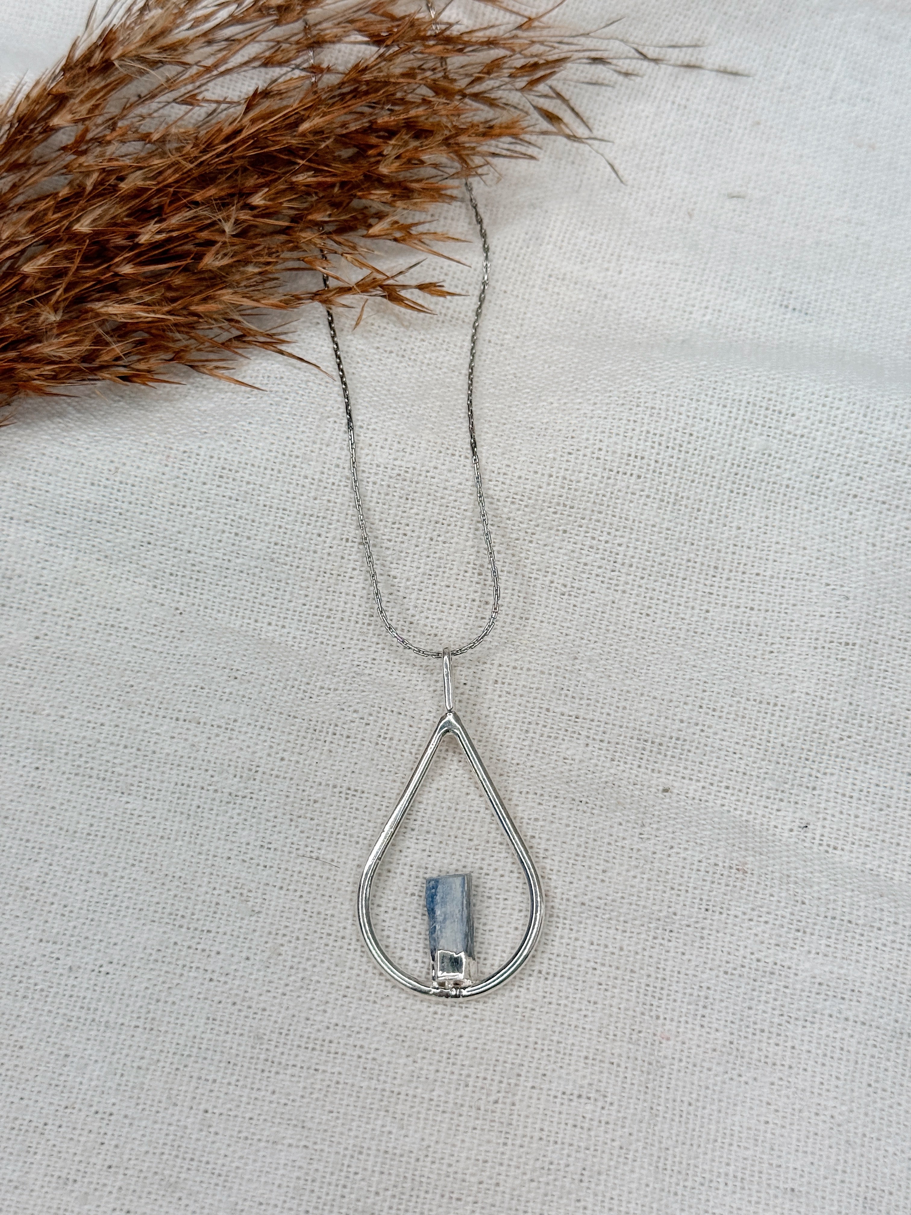 Colar gota Cianite Azul