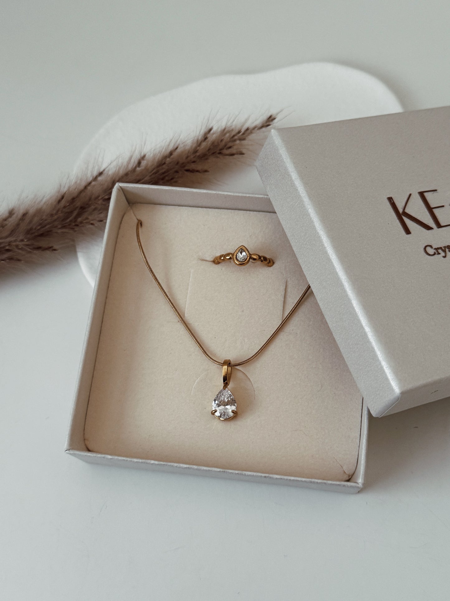 Colar gota transparente