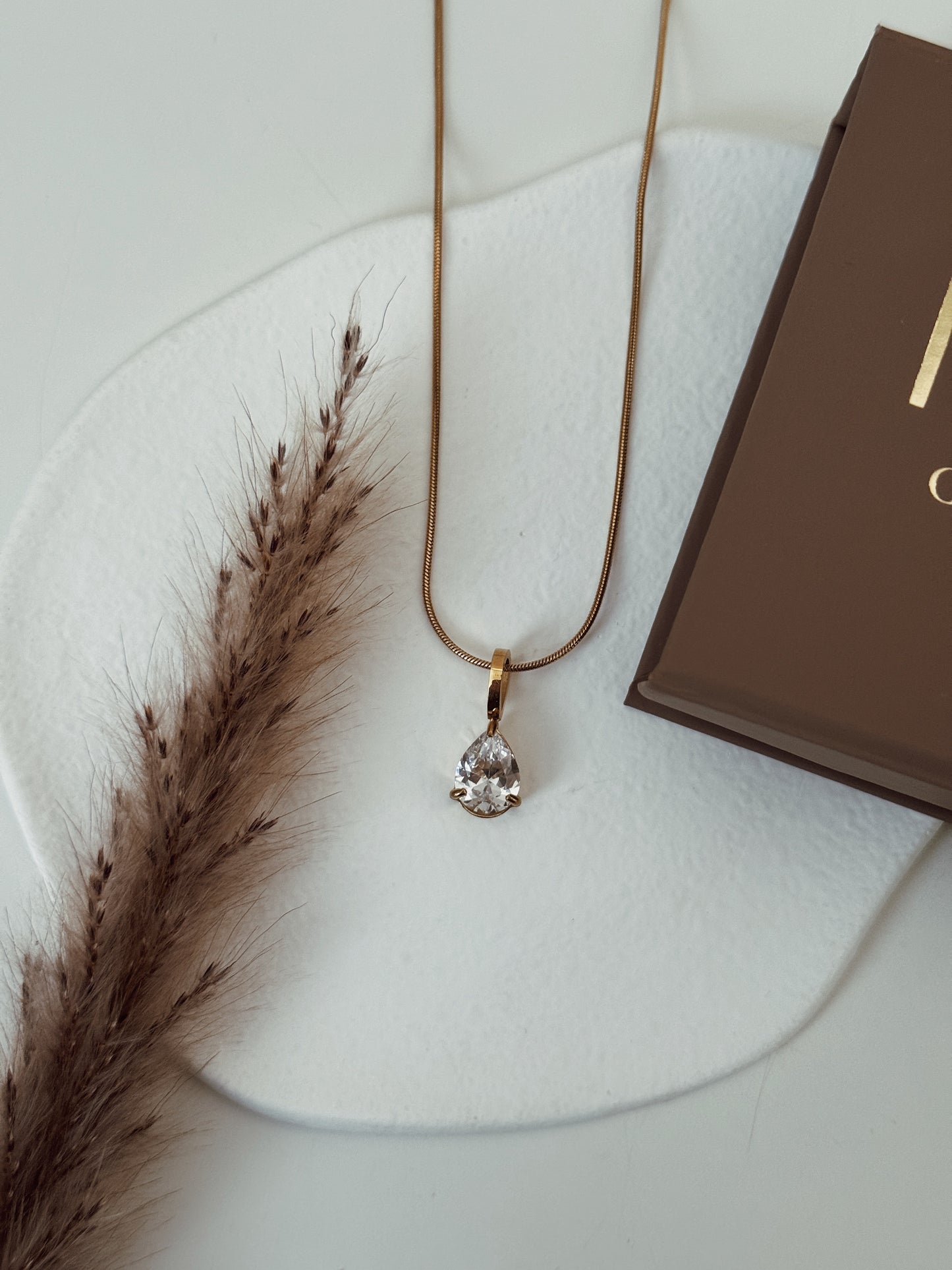 Colar gota transparente