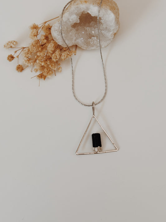 Colar triângulo Turmalina Negra