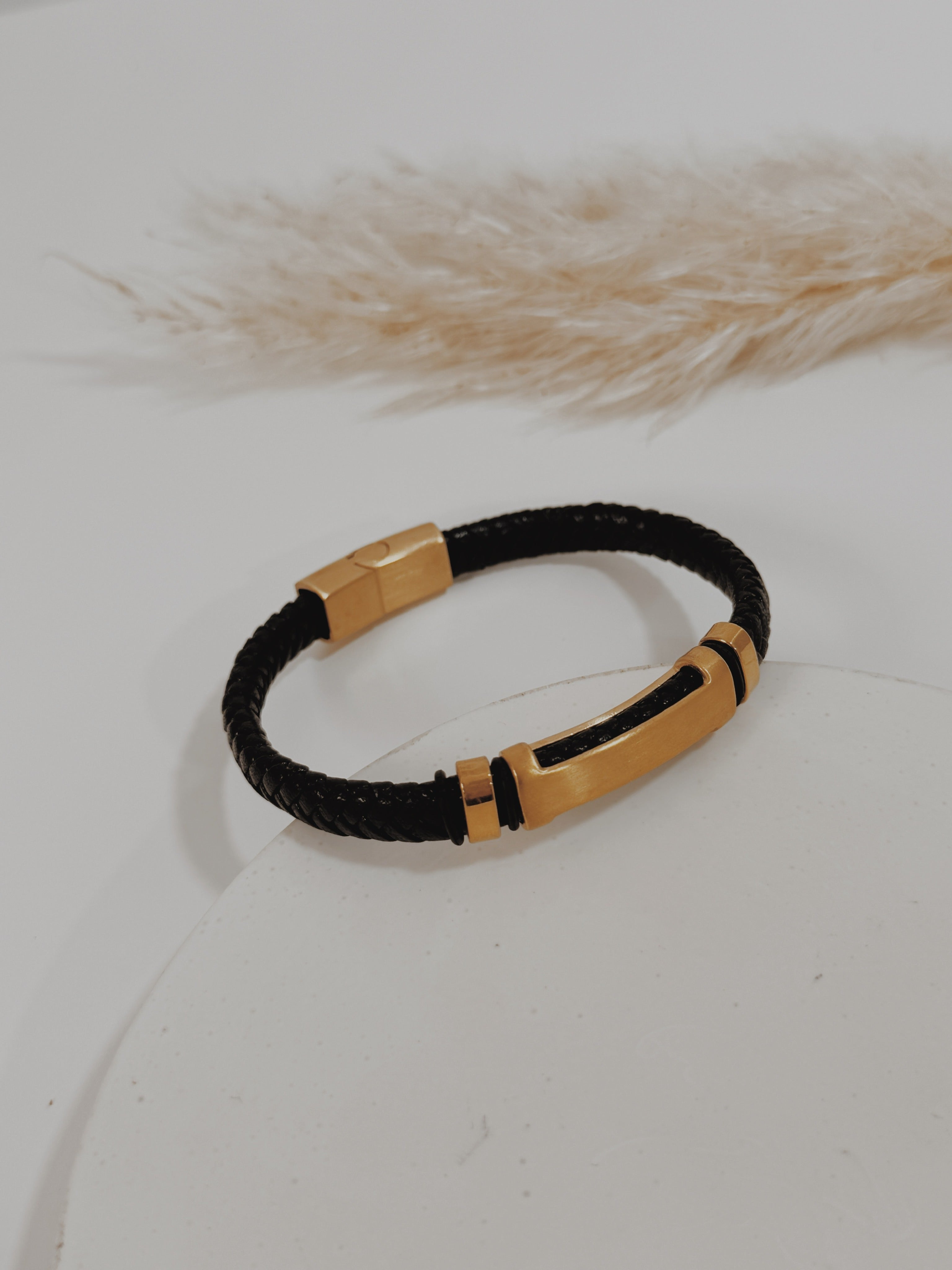 Pulseira homem dourada couro preto