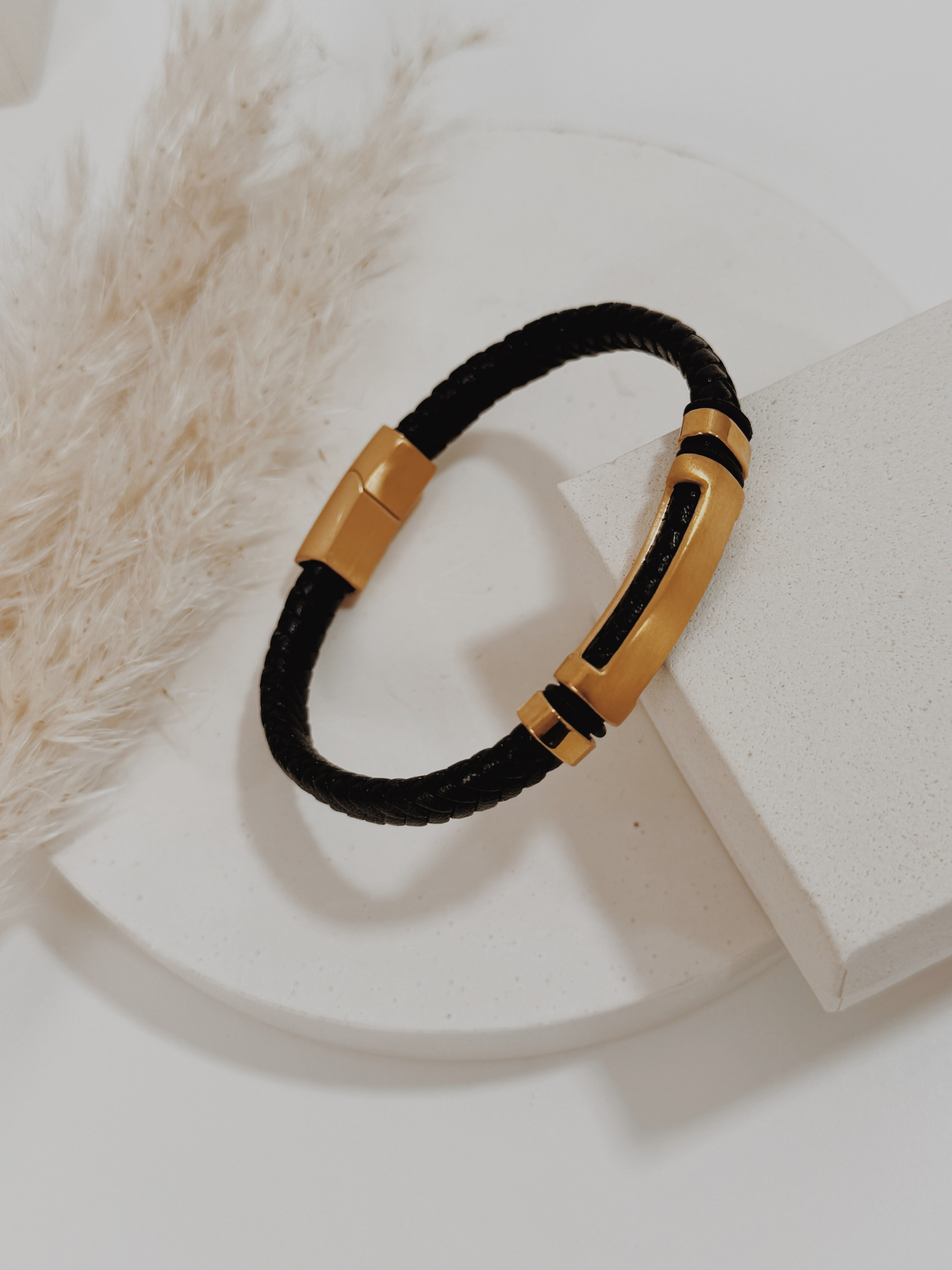Pulseira homem dourada couro preto