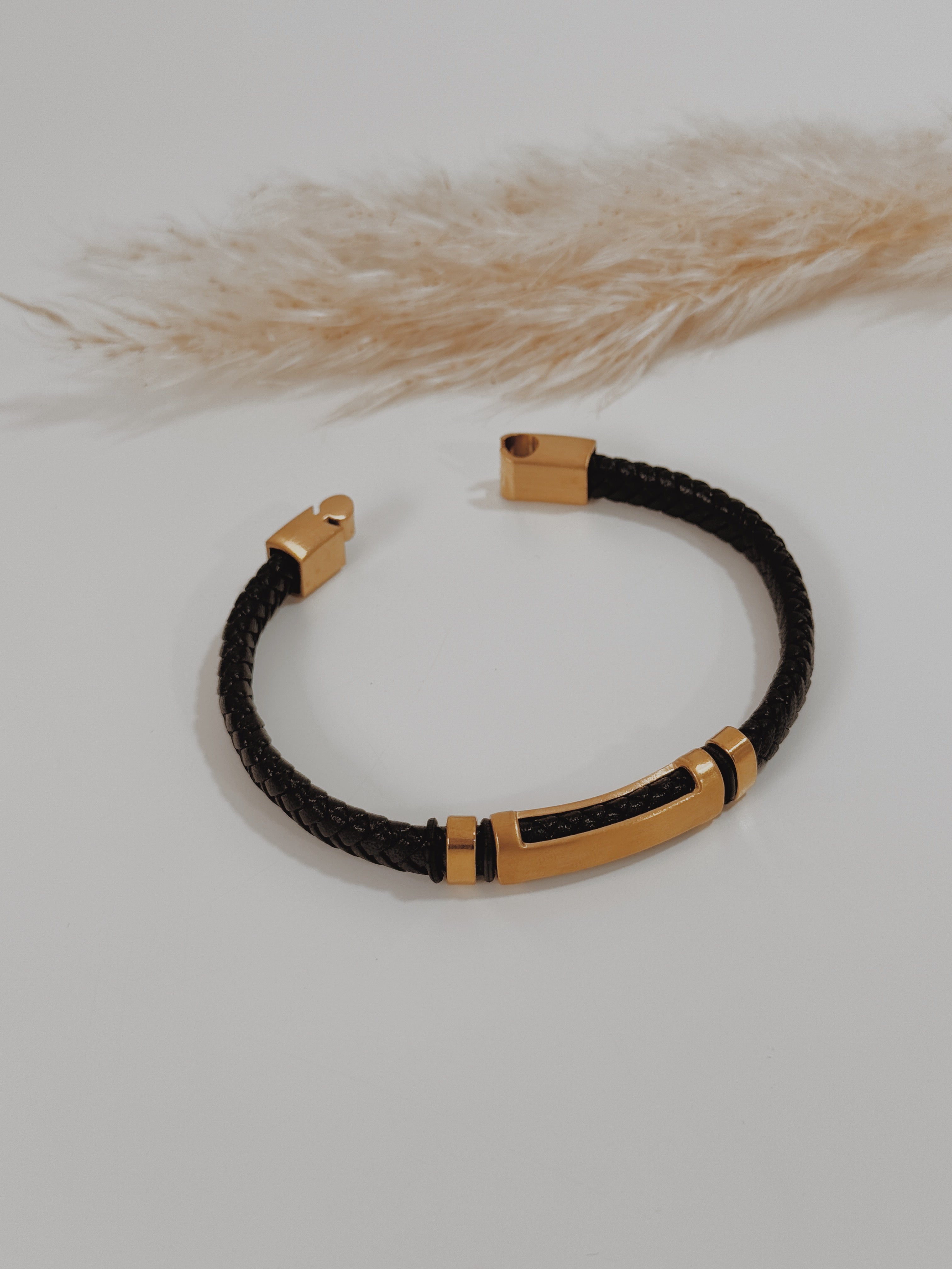 Pulseira homem dourada couro preto
