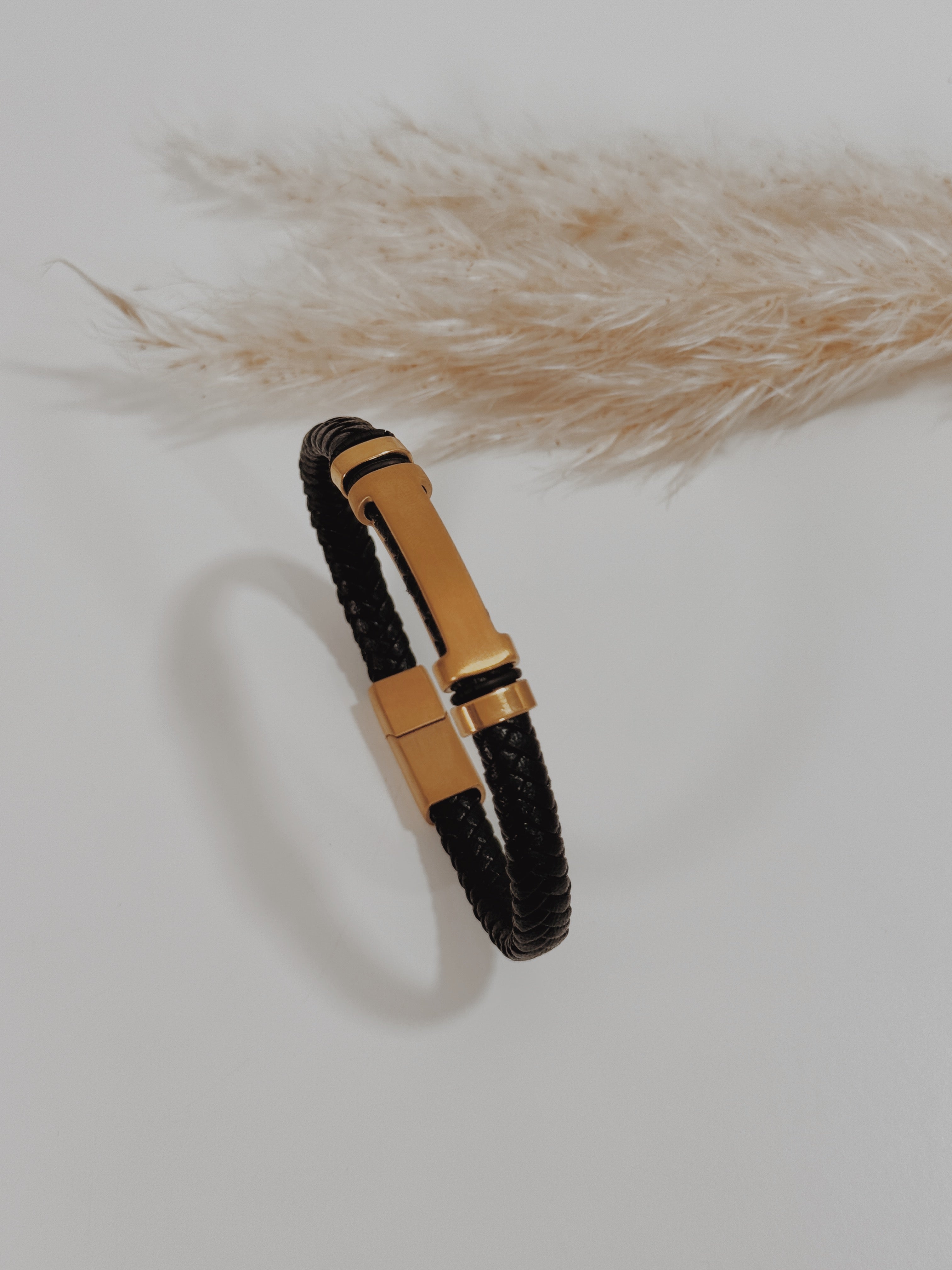 Pulseira homem dourada couro preto