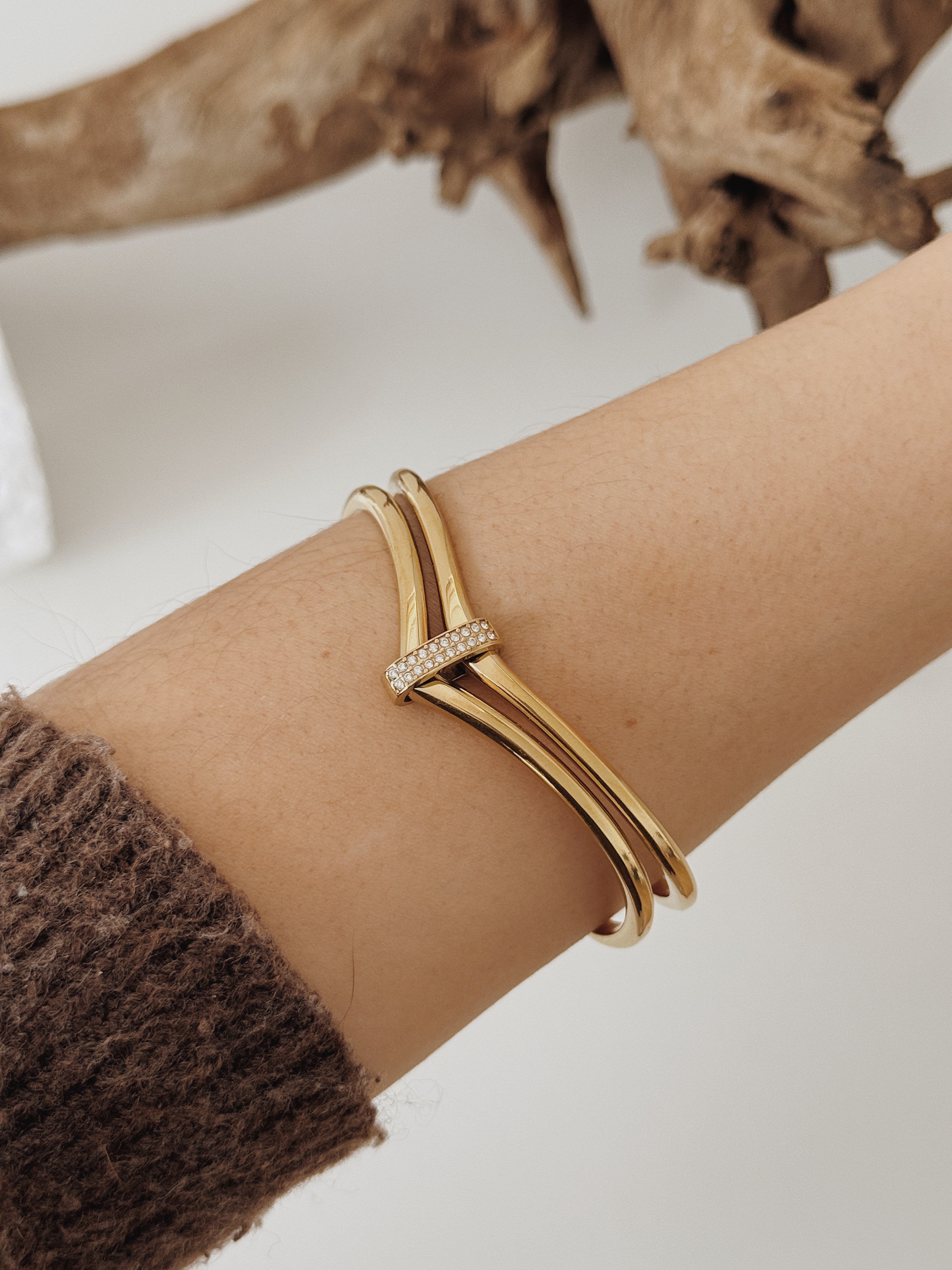 Pulseira em V | rígida