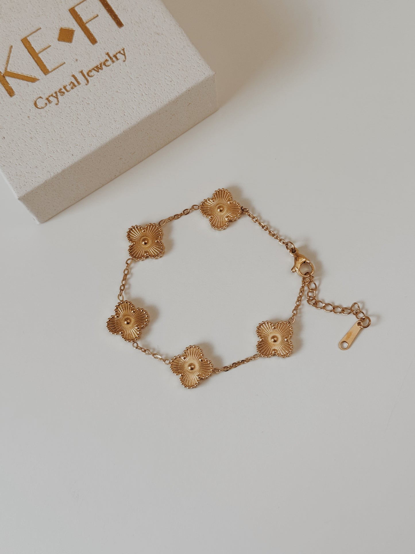 Pulseira trevos dourada