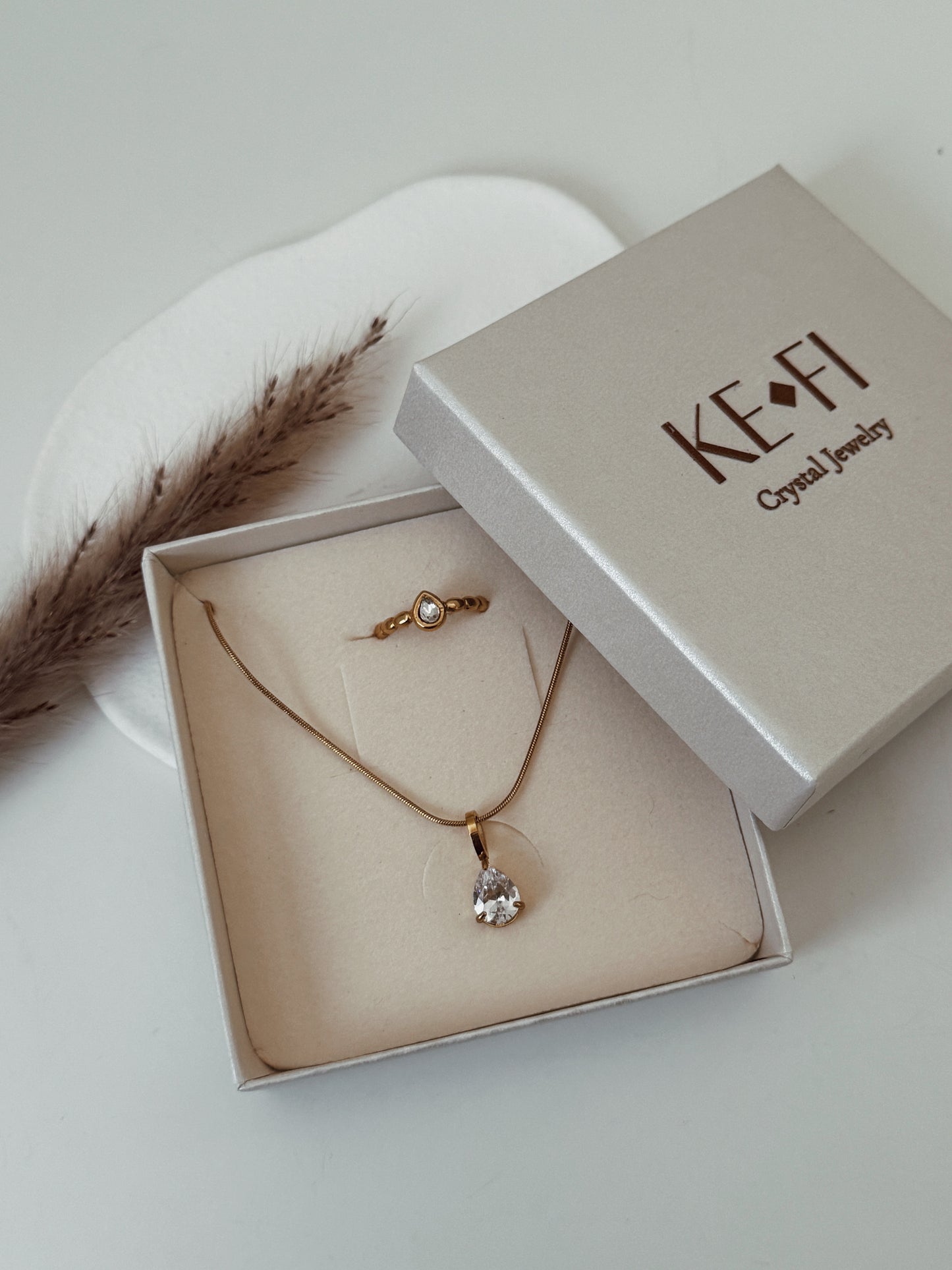 Colar gota transparente