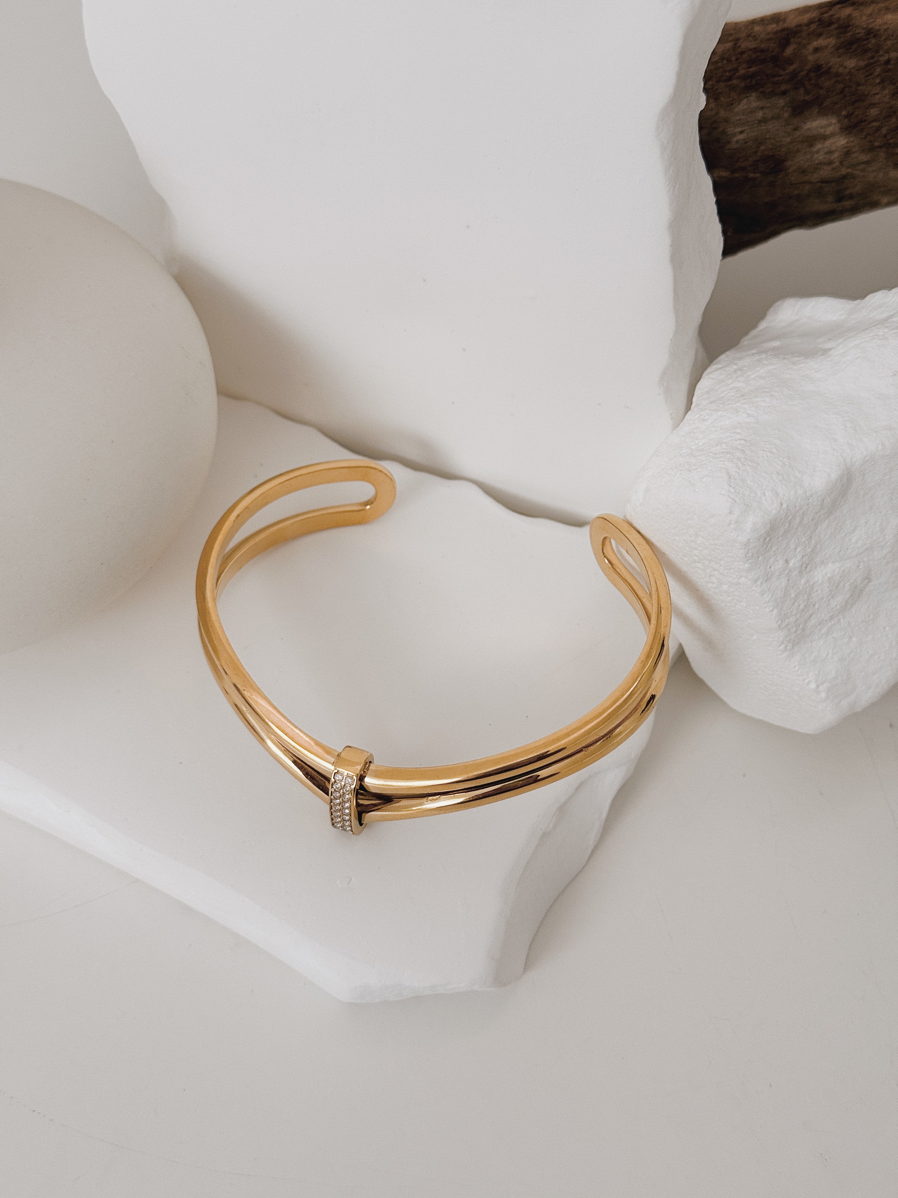 Pulseira em V | rígida