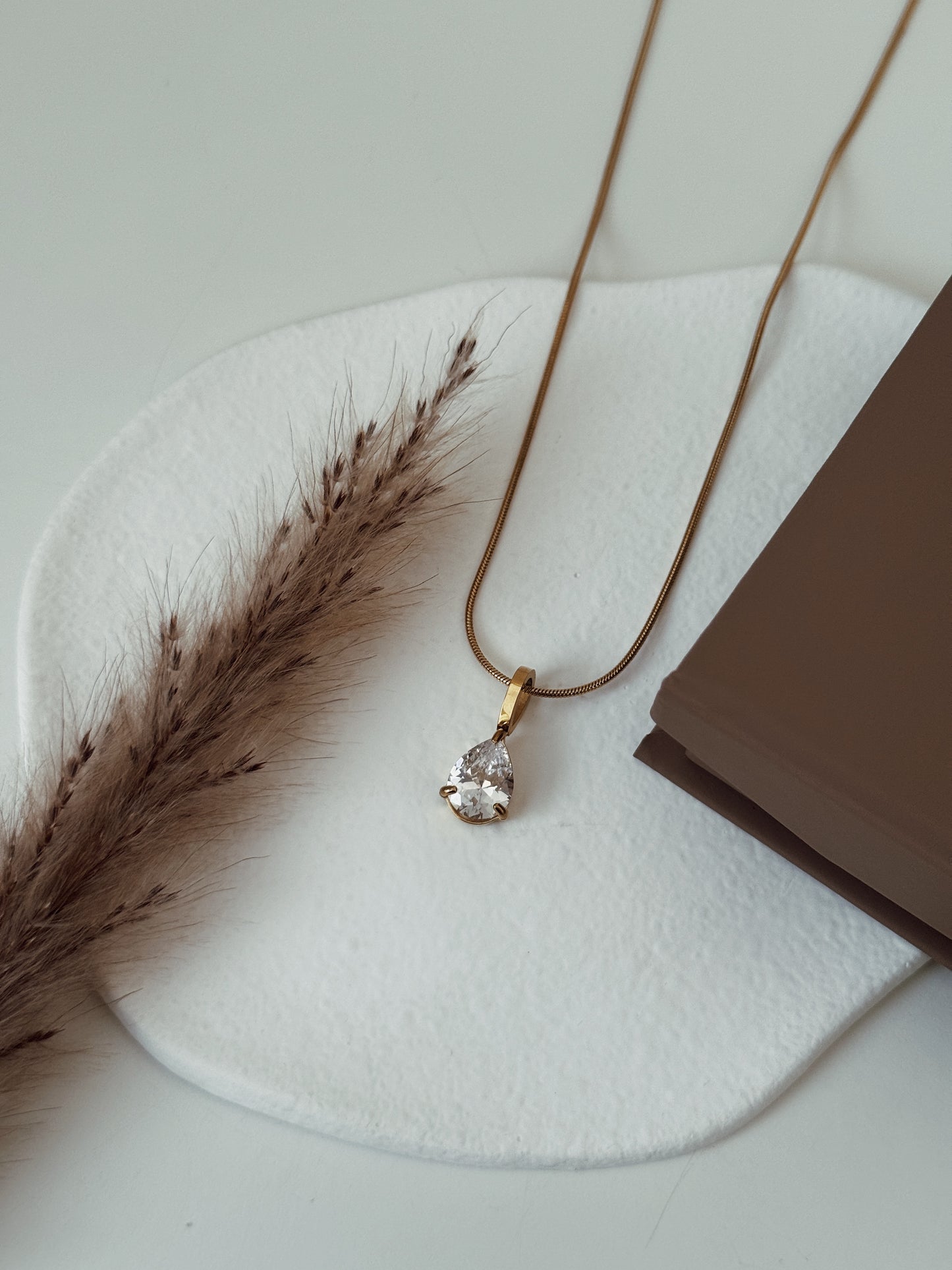 Colar gota transparente