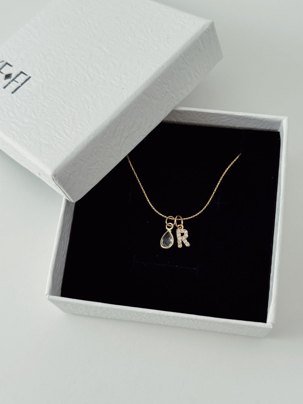 Colar mini Inicial