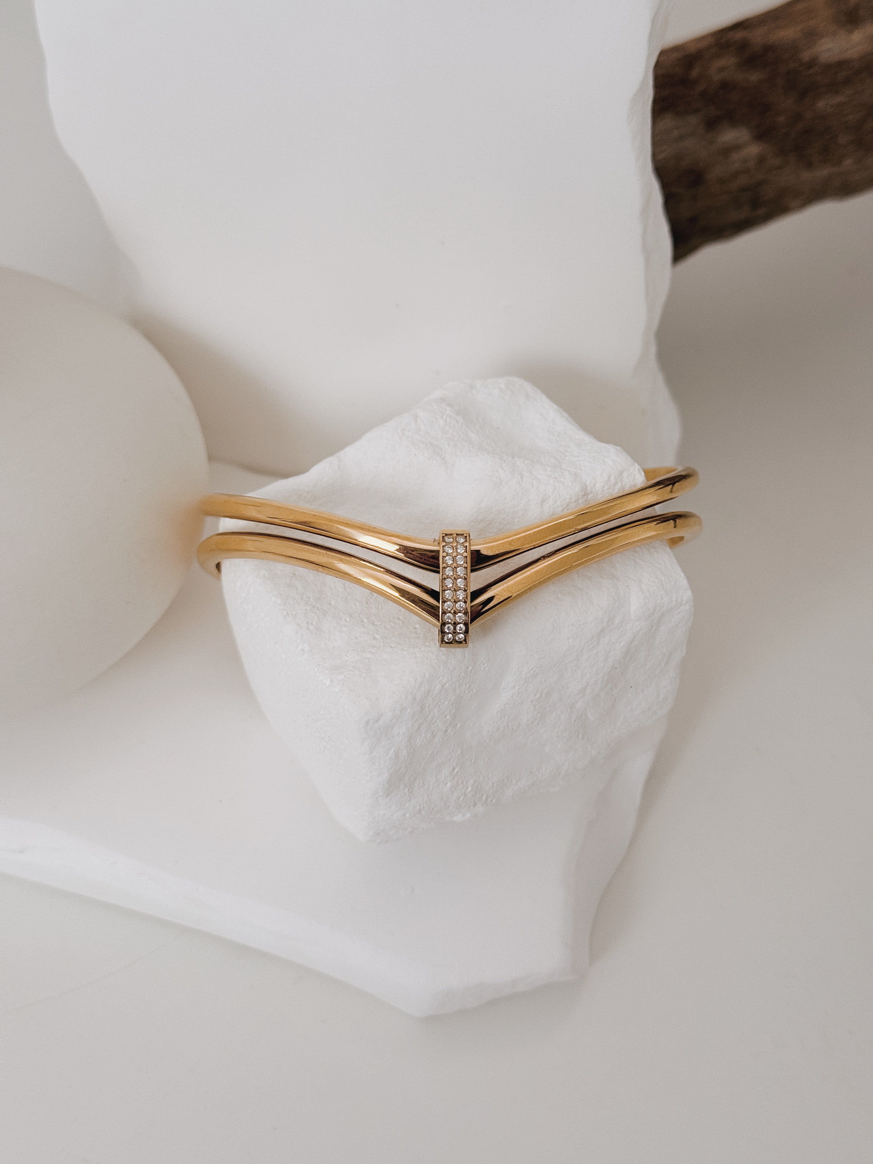 Pulseira em V | rígida