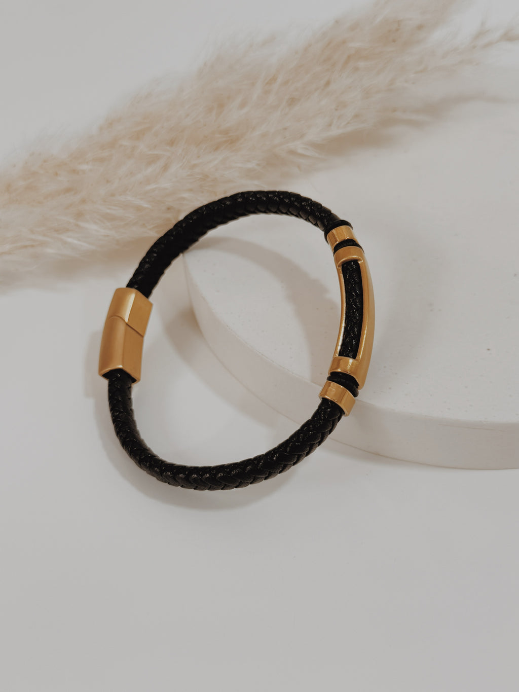 Pulseira homem dourada couro preto